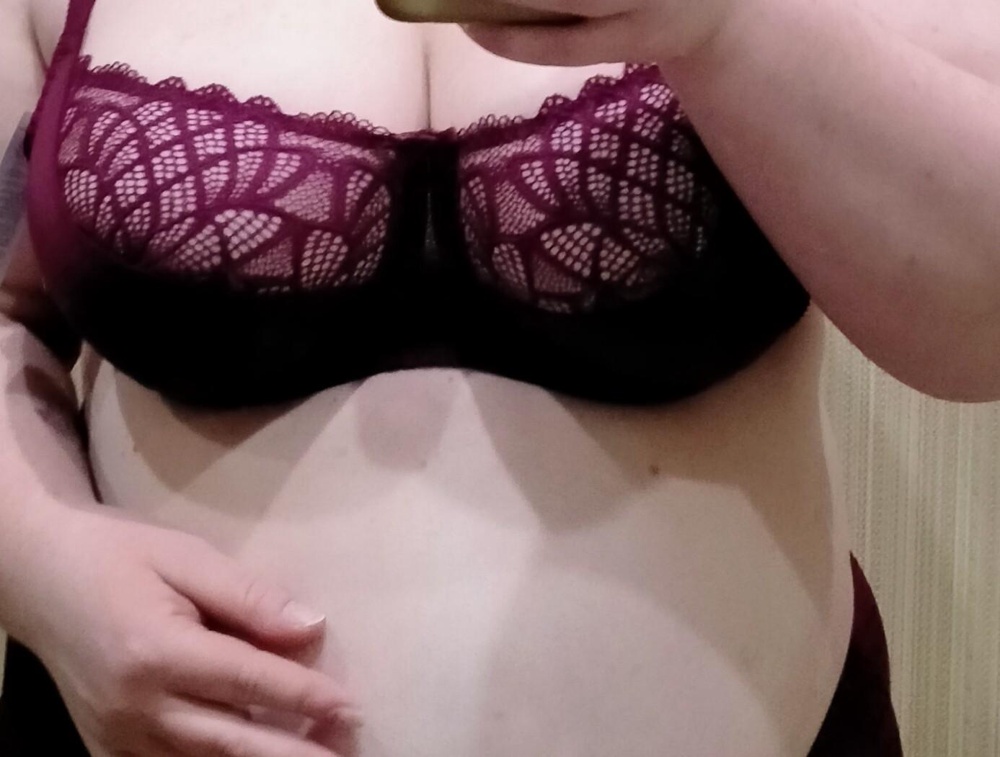 Красивый цвет, качественный, хорошо держит грудь, но немного трут швы. Немного маломерит