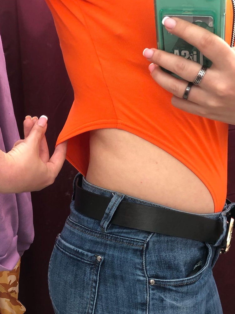 Я конечно предварительно уже почитала отзывы и ваши агрессивные ответы на негативные мнения (хотя они могут быть разными)), но рискну написать свой отзыв тоже 😄🙈 честный и искренний. Ожидала большего. Цвет и правда крутой - яркий, заметный, позитивный. Ткань - кому как конечно … но как по мне - не очень. И сел - никак (((( спина топорщится, и в районе плеч будто место ещё остаётся. Только спереди хорошо. Но брать меньше - не застегнется. Искренне рада за девочек , которые в нем выглядет бомбезно 😍 но 5 поставить не могу. Цена/качество - хромает. (И даже на это закрыла бы глаза) но хамское отношение к своим покупателям - это некрасиво! Люди вам пишут правду, без оскарблений, а вы на них огрызаетесь 