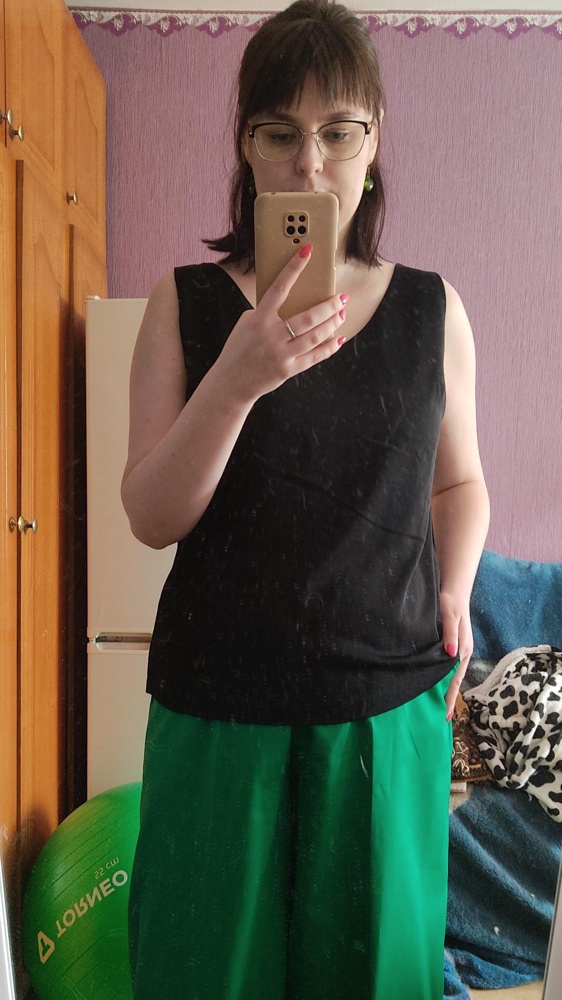 Топ отличный. По размеру подошел. Качество шёлк. Пришёл быстро и без задержек. Спасибо.