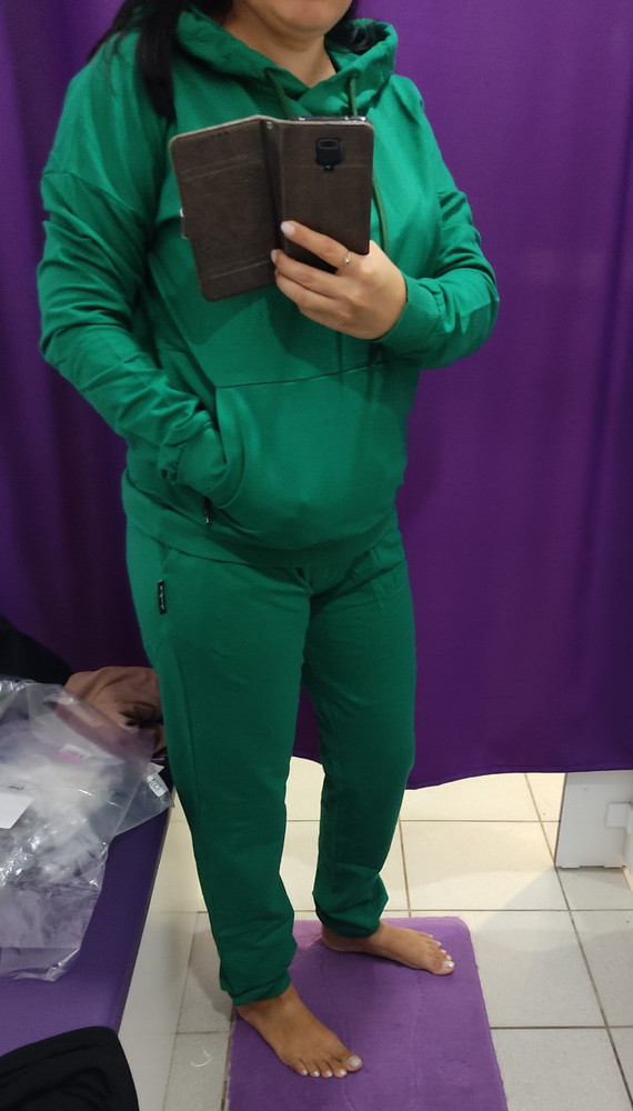 Отличная Цена 1437р. 
Ткань норм.
Запах немного присутствует, но не критично.
Ношу 48р.,  взяла хл 48р., Подошёл идеально.
Рост 159, немного сборка внизу. На модели не так.
Цвет как на фото, возможно чуть насыщеннее даже. 
Хотелось бы,чтобы шнурки были черными, а не зелёными, но это уже поменяю сама.