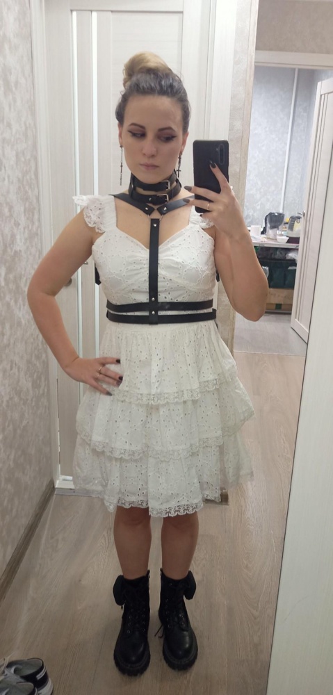 Портупея выглядит здорово, звезду снимать не стала так как очень нравится, но ошейник конечно трудно носить очень твердый, понимаю, что в силу материала, но очень нравится заказ оставила, большое спасибо ❤️