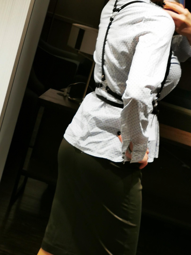 Очень понравился. Кожа гладенькая снаружи, и в целом изледие смотрится добротно выполненным. Парам 100-75-100, подошел 44-46 идеально. Но регулировок много, так что на разные параметры подойдет.