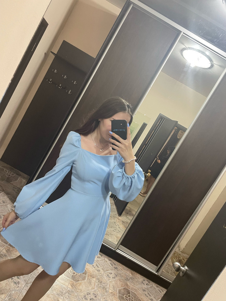 Отличное платье, нежное, выглядит мило. Нитки нигде не торчат, сшито идеально, мне понравилось 🥰