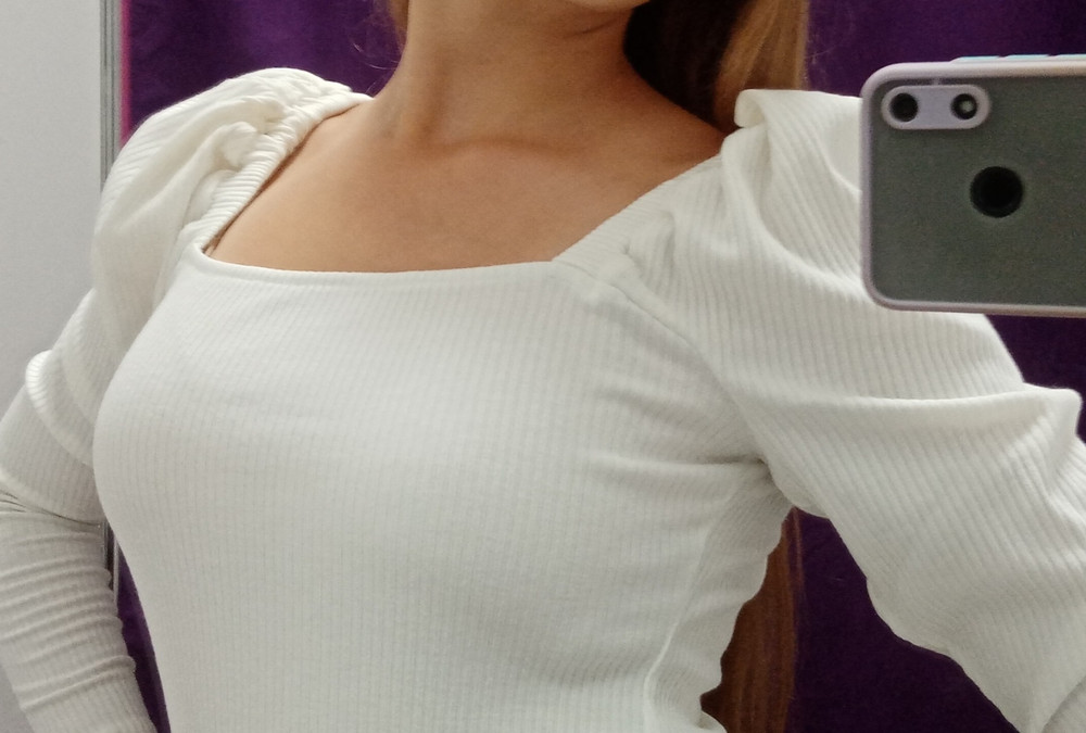 Водолазка супер 👍👍👍 Дефектов нет, села как на куклу. Ткань плотная, но приятная