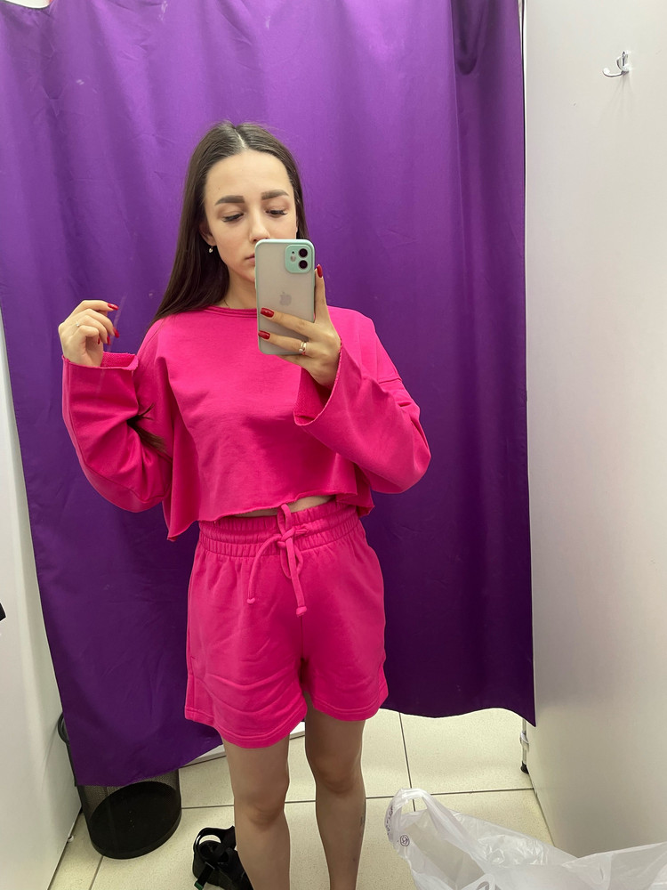 Стильный и комфортно в нем ,только не для мелких и рукава длинные 