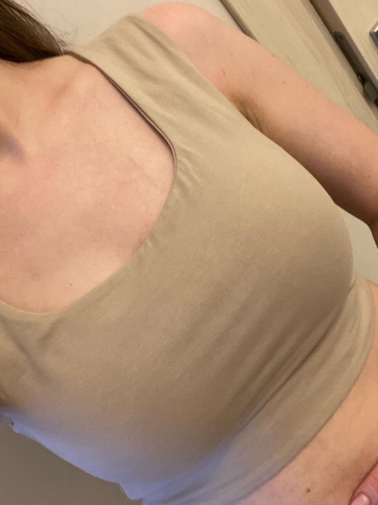 Классный качественный топ в бежевом цвете. Достаточно плотный. Базовая вещь, которую можно носить с чем угодно. Очень хорошо пошит 🔥