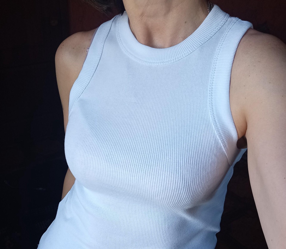 Очень классная майка! Девушки, которые пишут, что белый цвет очень просвечивает...может всё таки не будете надевать под белую майку белое бельё? И будет вам ☺✨счастье!) На фото на мне бельё цвета дымчатой розы и как видите всё ок!