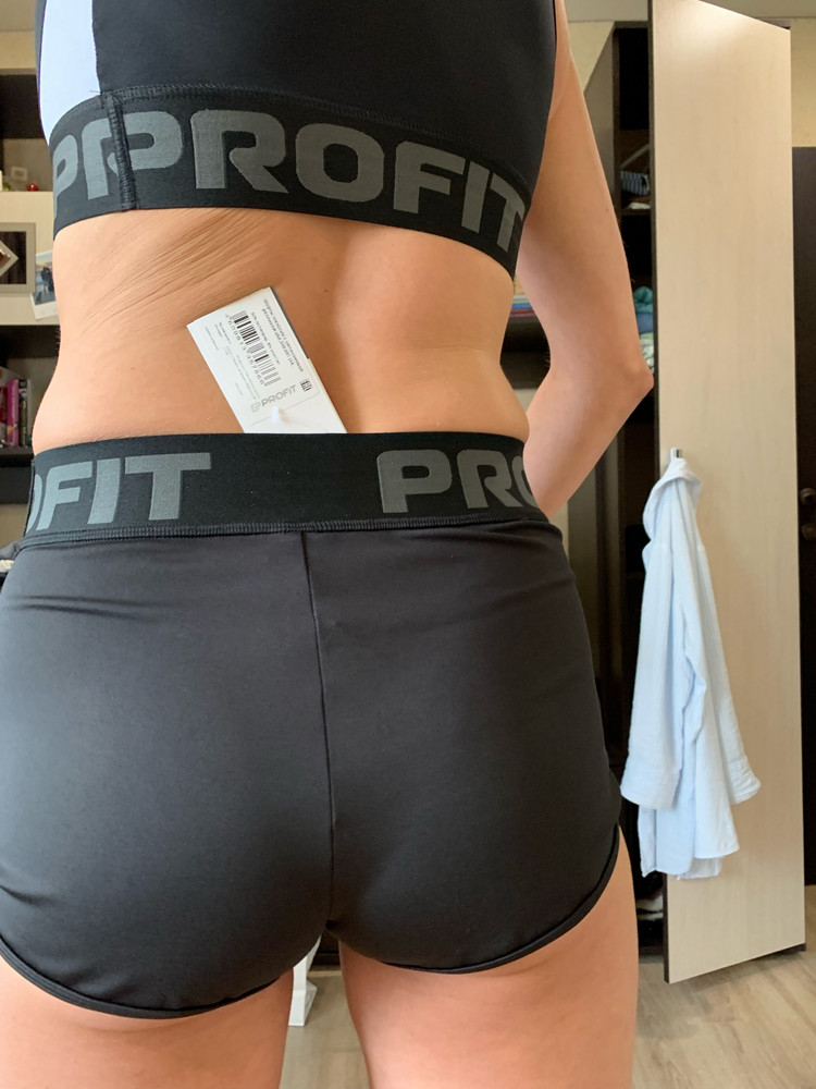 Шорты классные. Но приходят иногда с браком в пошиве. Пришлось перезаказывать три раза) то шов уйдёт в сторону, то одна штанина шире другой.  Обычно себе беру размер s-42. Но в данном случае заказала 44, что бы не впивались.