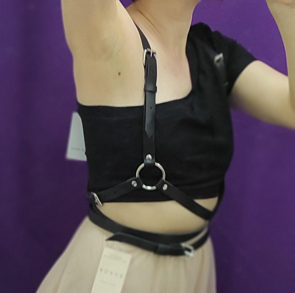 Натуральная кожа, пахнет немного, но не критично, немножко сыпется с обратно стороны, на светлое носить не планирую, так что мне всё подходит. Ремешки регулируют посадку.