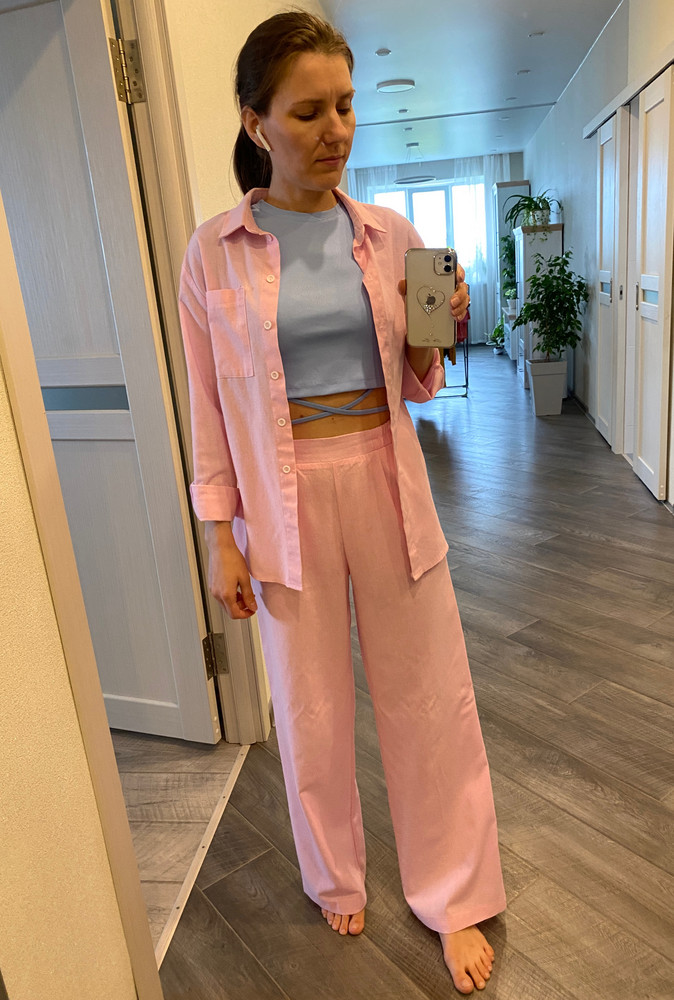 Мои параметры 84-64-90. По моим ощущениям топ маломерит. Либо это такая ткань сжимающаяся. Красивая картинка, на которую все ведутся. Но мне топ неудобный, при малейших движениях он собирается складками. Пока я фотографировалась много раз его поправляла вниз. Лямки тоже перекручиваются. Для вас сделала фото с бюстгальтером и без него. Складки после поднятия рук вверх. С пиджаком или рубашкой топ не оденешь, не красиво смотрится. Я выбираю комфорт и отказываюсь от топа.