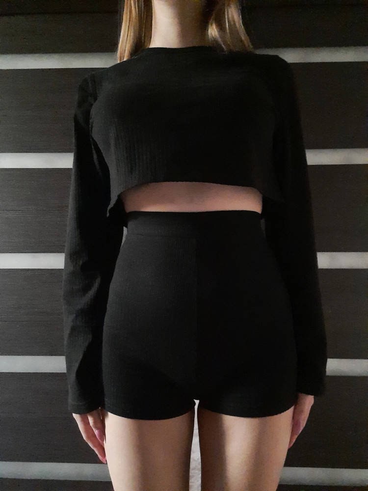 Шикарный костюм.Очень приятный материал.Летом будет жарковато, но вечером самое то