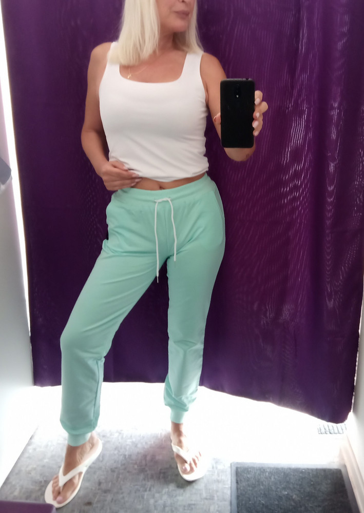 Качественный! Цвет очень нежный и красивый! Взяла L на свои 97-74-97 но что то сомневаюсь он вообще так должен сидеть? Или может больше на размер взять?