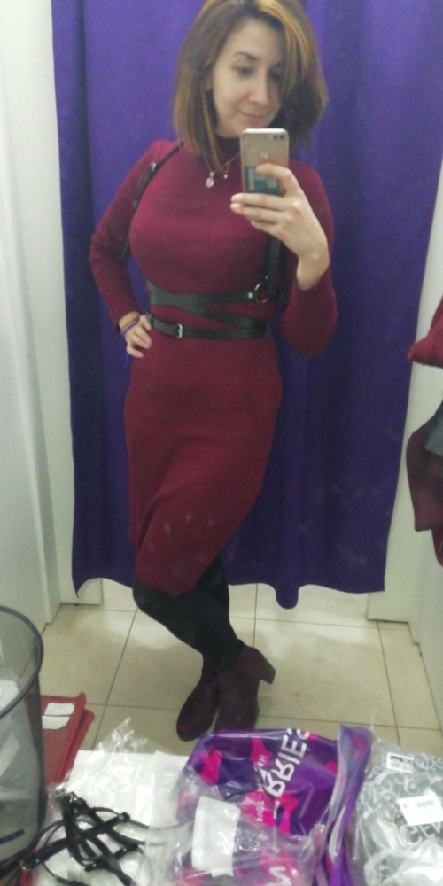 Бомбическая портупея!
Подчёркивает грудь и талию. Я в восторге.
Выбирала между 2х. Параллельно пописывая и высылая фотки подруге.
Выбрала эту. Потому что эффектно. Уже продумала образы.
Классная! Натуральная кожа. С разу видно что качественно.
Прилигает плотно, ремни не жмут, есть возможность регулировать.