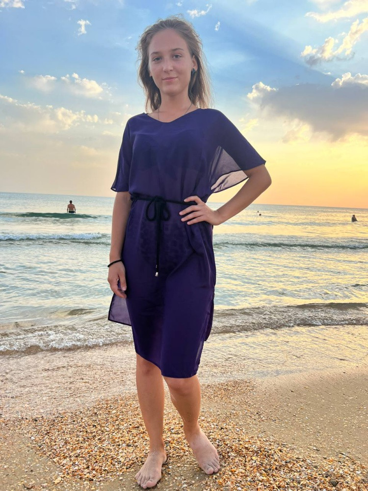 Соответствует фото и описанию. Лёгкая приятная ткань, села идеально. Брала ещё несколько других фирм, но выбрала эту, она намного качественней и аккуратней