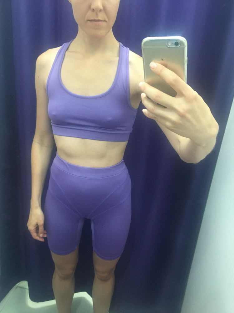 Материал мягкий, но тонковат. Топик без вкладышей, без лифчика вся анатомия видна, а если надевать лиф, то сзади видно. 