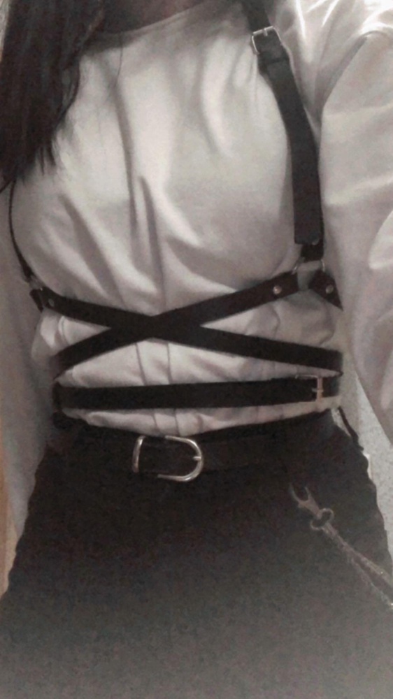 ремешки регулируются, есть малость неприятный запах, но думаю со временем исчезнет, в так всё круто 