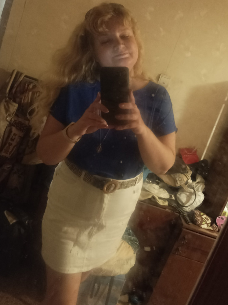 Смотрится красиво, маломерит  чуть в рукавах, жмëт в проймах. Ношу 52 размер, вот чуть жало. Взяла по отзывам 50-й вообще был мал. Берите по своему размеру или на размер больше.