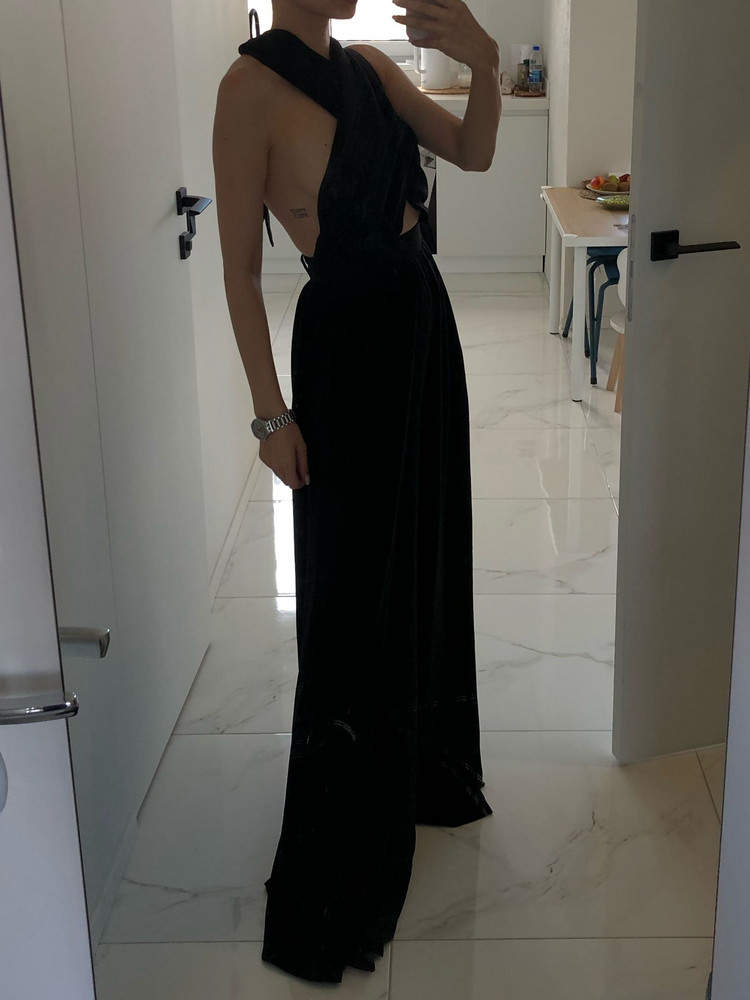 Влюбилась! Не просвечивает, ткань лёгкая, не мнётся. Размер xs сидит, как влитой, талия 61, молния правда, действительно, тяжело закрывается, не потому что не сходится, а сама молния обходит швы и на месте стыковки пояса не дают ей хорошо закрыться, но я приноровилась, на рост 166 длинный, отрежу под каблук. Не проблема. Очень красивая спина.