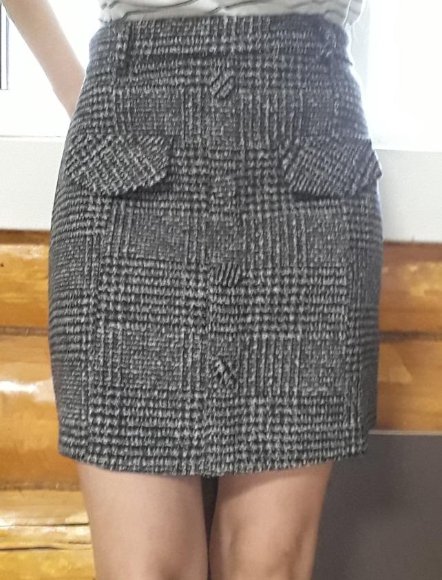 Очень красивая юбка. Без брака, пришла в целости. Размеру соответствует (на 46 L). Без подкладки. Ремень очень хлипкий с пластиковой пряжкой, весь во вмятинах, но издалека выглядит нормально. Рекомендую 