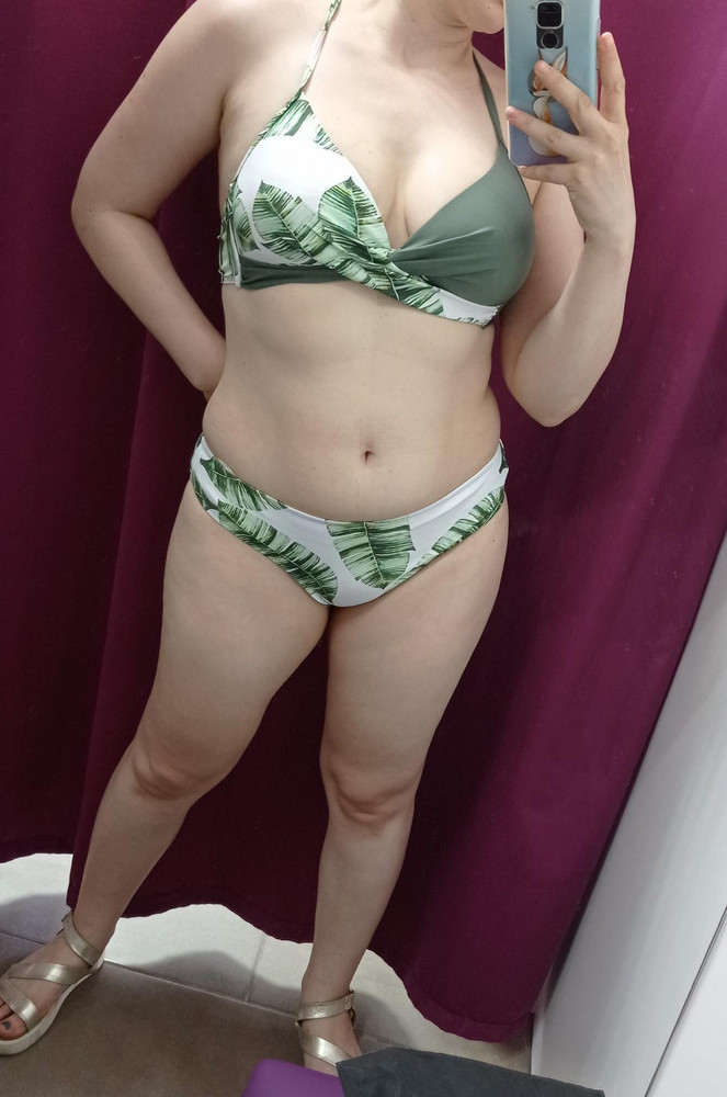 Хороший. Просто и со вкусом. Размер соответствует. Но брать не стала.