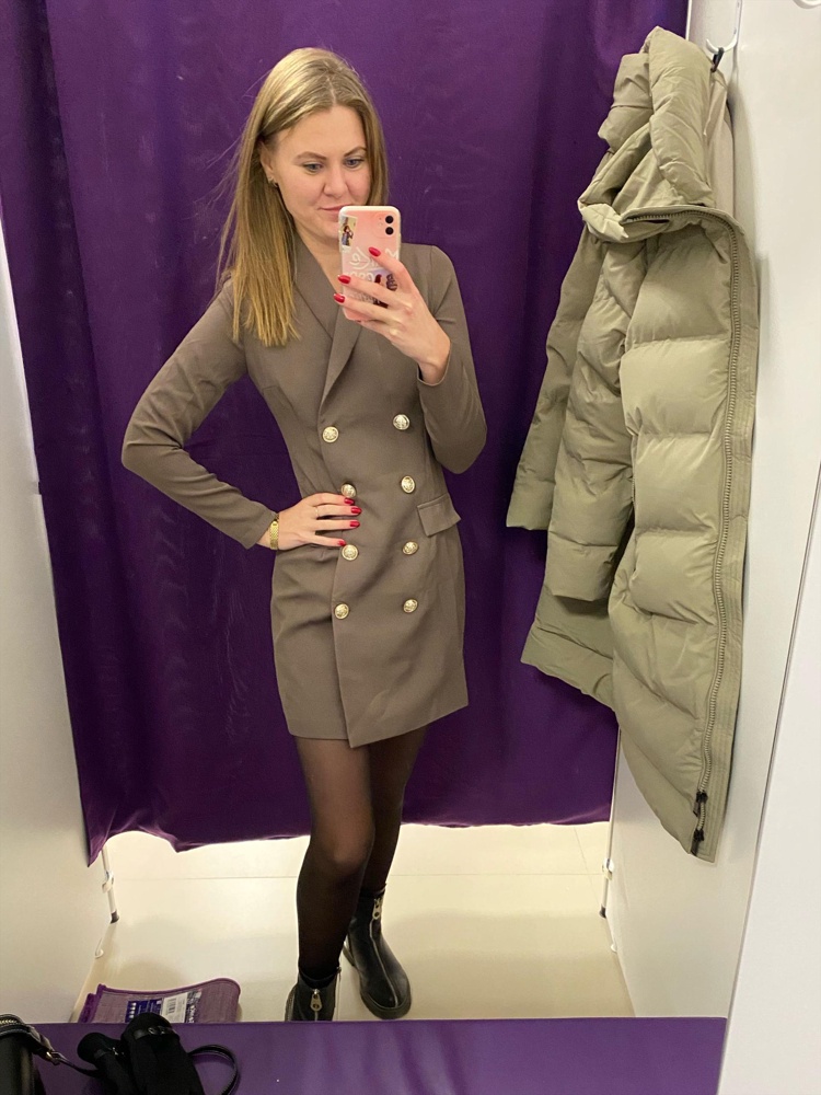 Мне платье очень понравилось, теперь хочу и др.цвет, и этот супер🌟 У ткани будут затяжки, уже 1 увидела. Но за 1850₽ отлично 💫