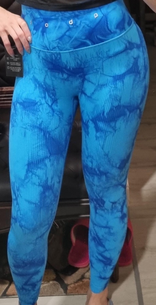 Качество отличное,комфортно и удобно заниматься в зале.Заказывала синие и оранжевые,синие понравились больше,цвет очень красивый. Размер s подошёл на об 92.