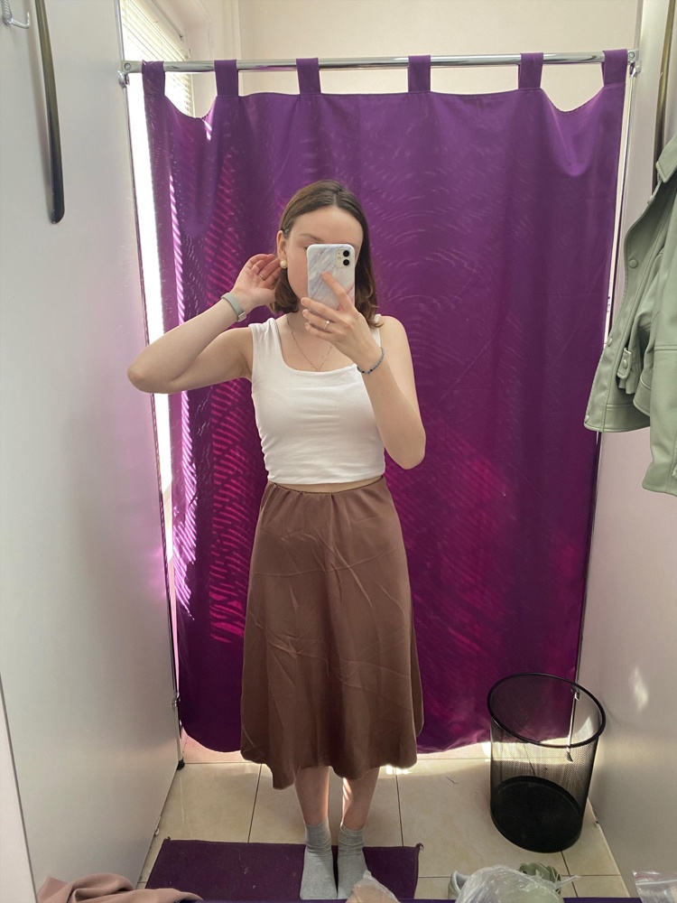 Взяла два цвета: бежевый и кофейный (на фото видно, что реальные оттенки — пудровая роза и шоколад). Но я все равно взяла светлую — плотная ткань, приятный цвет. Размер подошёл XXS (талия ~ 63, объем бёдер ~92)