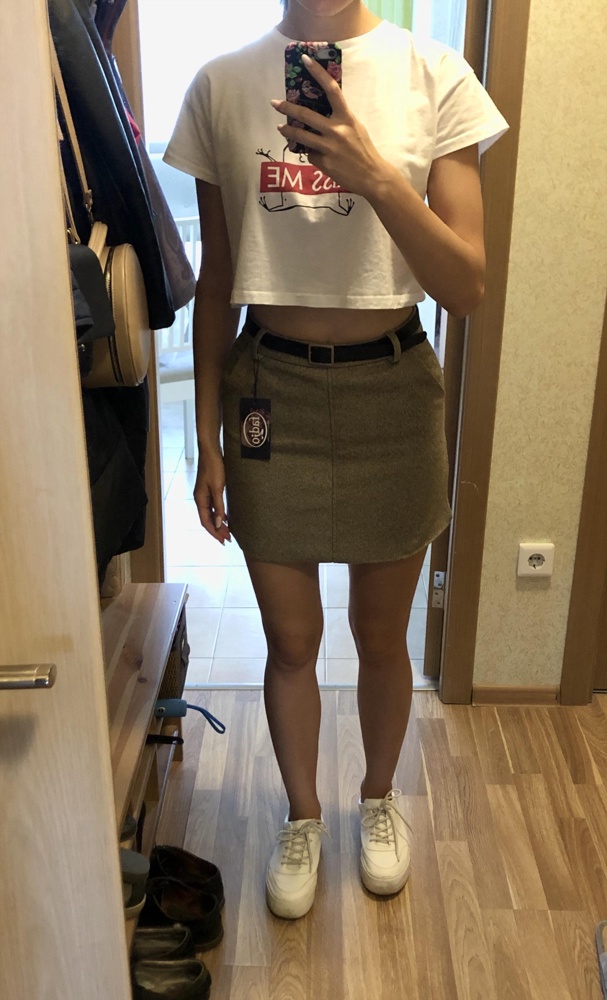 Юбка пушка-бомба-петарда))🔥 Но на высоких девчонок может быть коротковата, тут уже смотрите сами, какую длину привыкли носить. Мой рост 172, р-р 44 сел хорошо, взяла) Цвет на фото почему-то серый, но юбка коричневая. Качество материала отличное, а вот подкладка на «3». Особенно печалит, что карманы сделаны из белого подкладочного тонкого материала, который при движении может выглядывать 👎🏻 Снимаю одну «⭐️» за то, что сэкономили на нормальной ткани для карманов( 